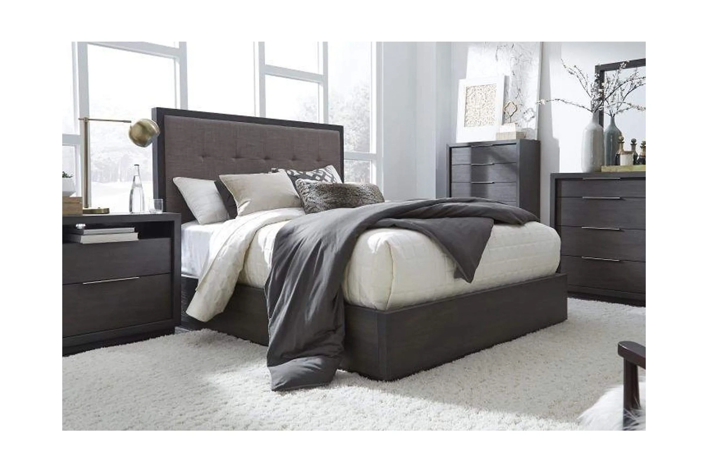 Hollyridge Storage Platform Bed